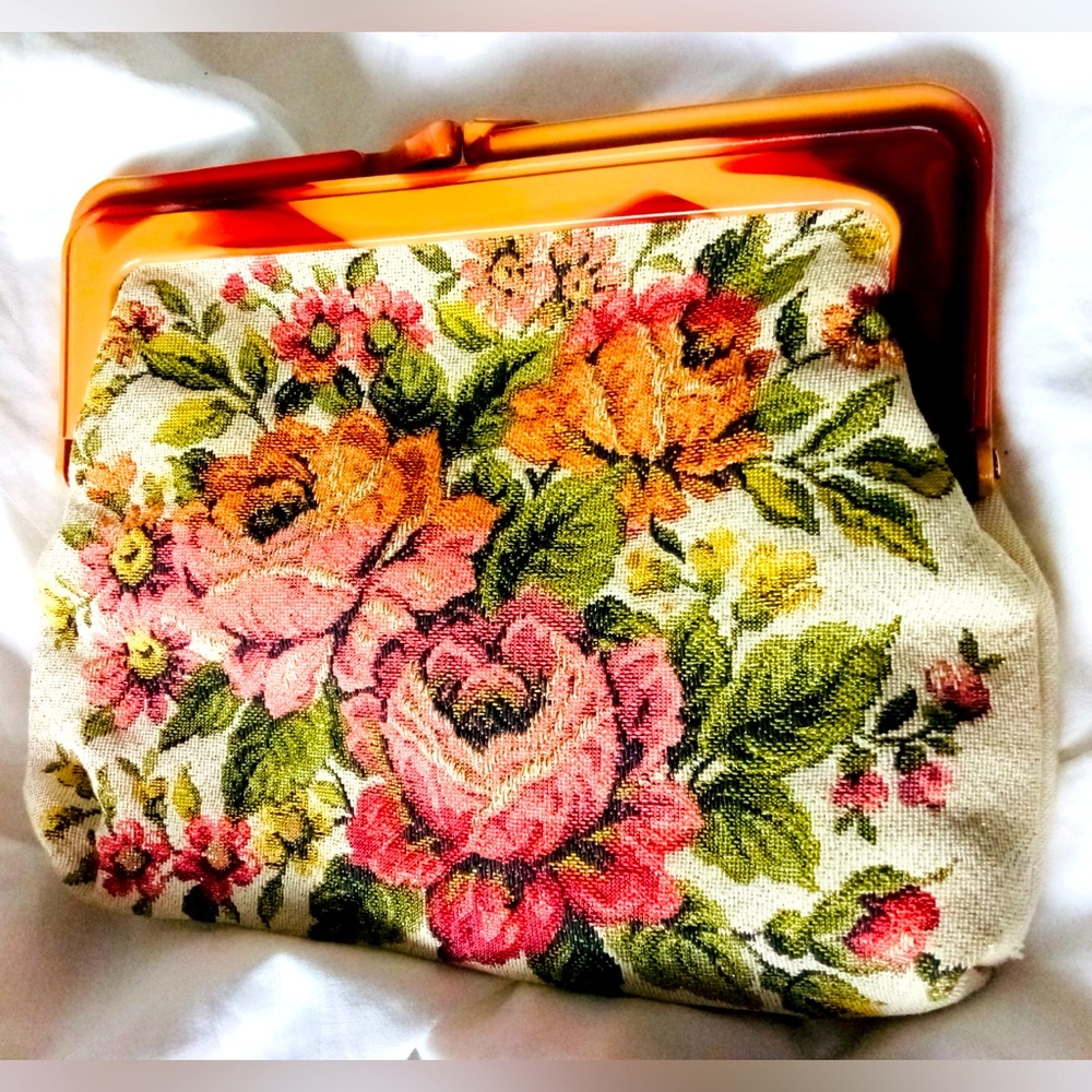 Flower woven clutch